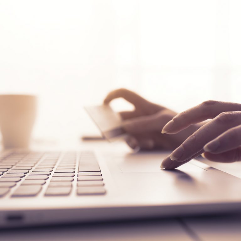 Woman doing online shopping with a credit card Tło do podstrony blog