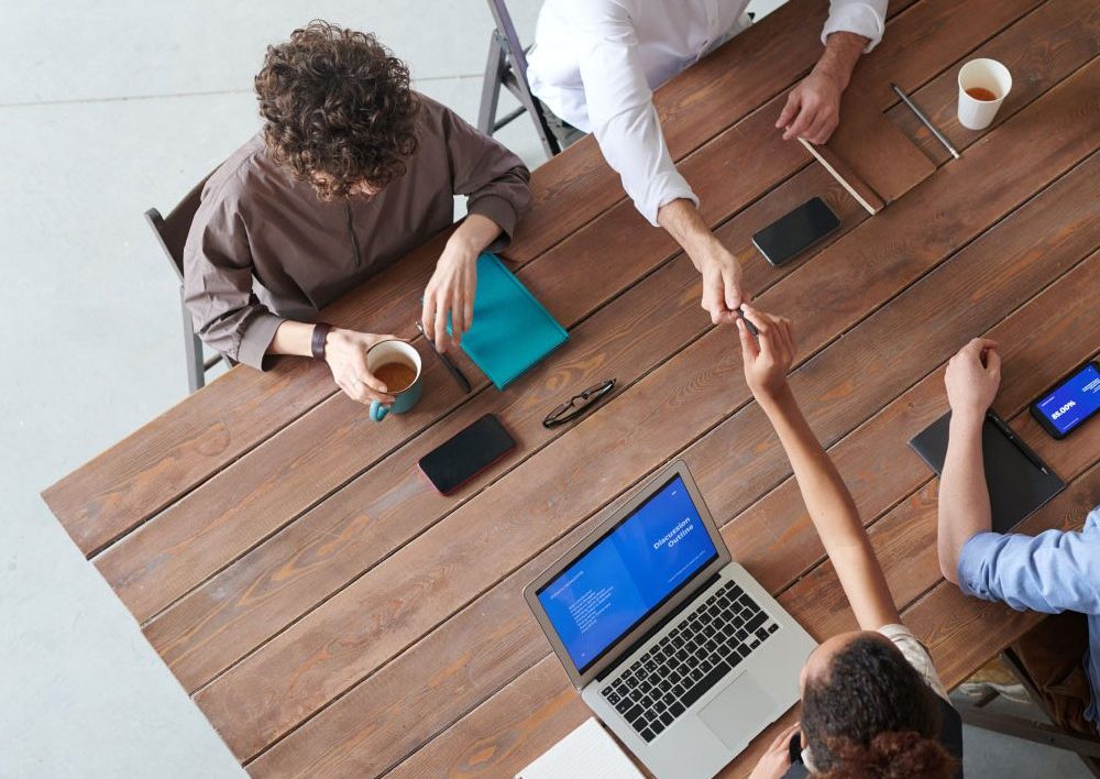 rozmowa między ludzmi